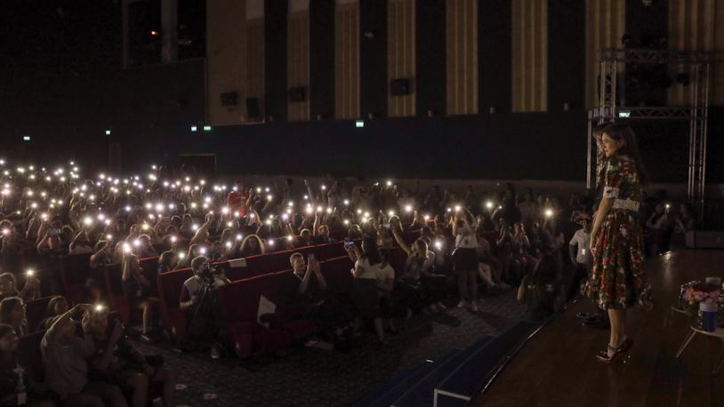 La platea canta The Neverending Story