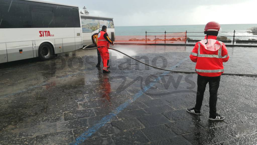 amalfi pulite e delimitate le aree colpite dalle onde