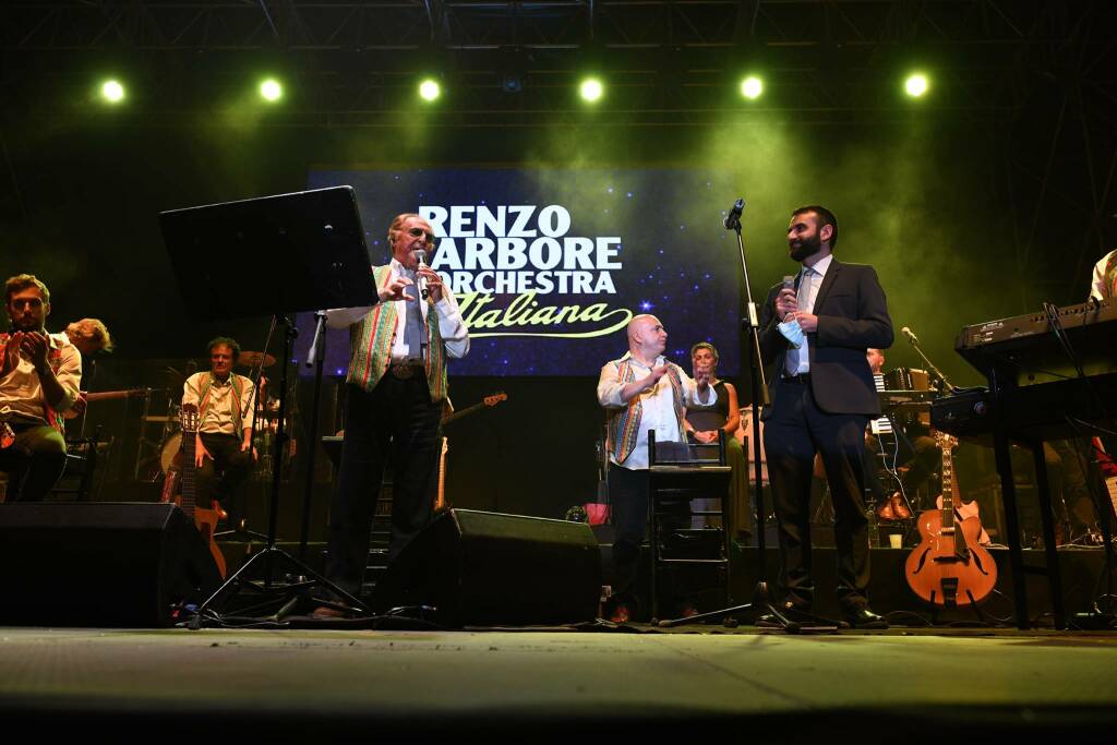 Amalfi. Il travolgente spettacolo di Renzo Arbore chiude la XX edizione del Capodanno Bizantino