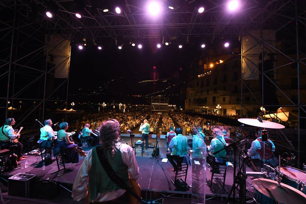 Amalfi. Il travolgente spettacolo di Renzo Arbore chiude la XX edizione del Capodanno Bizantino