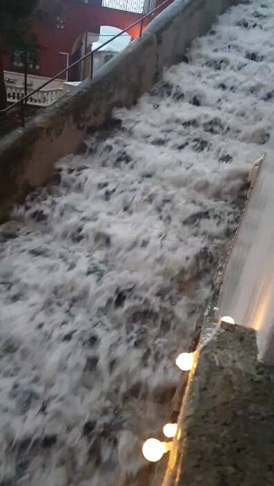 Gli effetti del maltempo a Positano: l'acqua scorre per le scale rendendo impossibile la circolazione