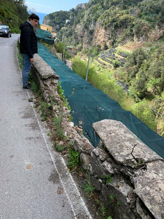 Sulla strada provinciale che porta a Ravello autoveicolo urta un muretto facendolo franare