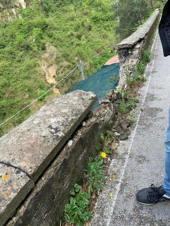 Sulla strada provinciale che porta a Ravello autoveicolo urta un muretto facendolo franare