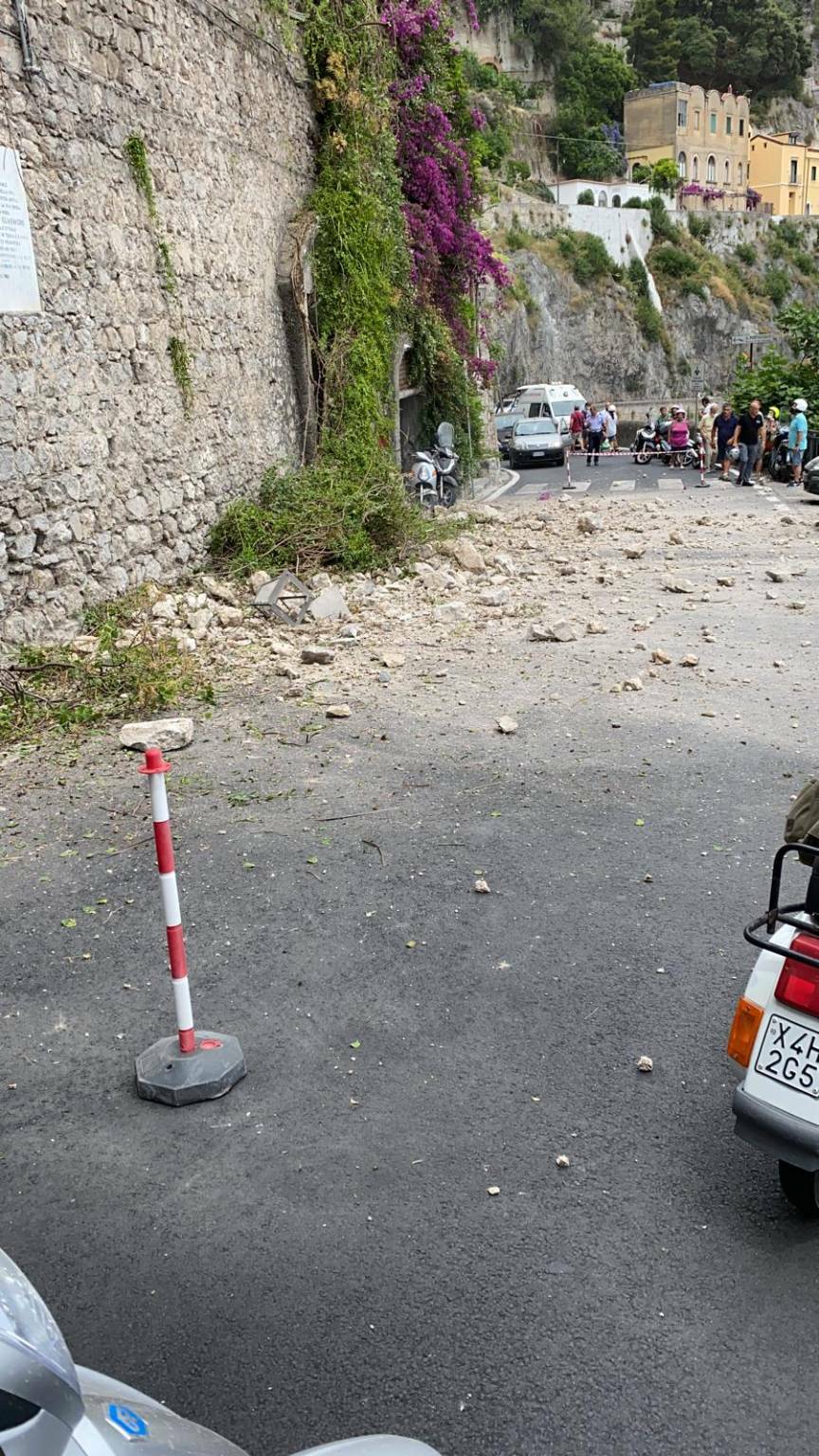 Frana ad Amalfi nei pressi hotel Il Convento 